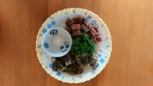 沖縄モズクの天ぷらとサイコロステーキ梅塩添え